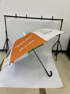 ৩২-ইঞ্চি গল্ফ ছাতা, যা একটি কেস সহ আসে যা বৃষ্টির জল সংগ্রহ করে