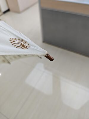 23 ইঞ্চি স্বয়ংক্রিয়ভাবে খোলা স্টিক ছাতা, কটন লিনেন এবং ফাইবারগ্লাস পাঁজর সহ, যা মার্জিত বৃষ্টি সুরক্ষা প্রদান করে