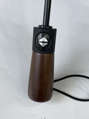 ঐতিহ্যবাহী কাঠের হ্যান্ডেল ছাতা সর্বোচ্চ স্থায়িত্ব এবং আড়ম্বরপূর্ণ চেহারা জন্য ডিজাইন ব্যবসা এবং অবসর জন্য উপযুক্ত